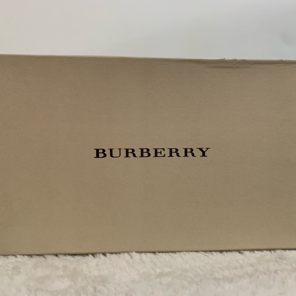 BURBERRY Gold Quilted Cushioned Flat/Slipper with Matching Pouch - Picture 5 of 10